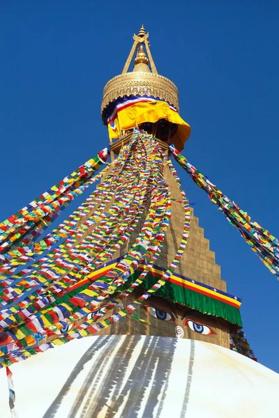 Stupa mit Gebetsfahnen — Stockfoto