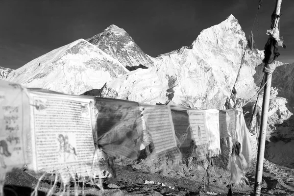 Vista do Monte Everest com bandeiras de oração budistas — Fotografia de Stock