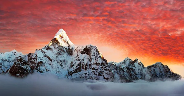 Ama Dablam com belas nuvens — Fotografia de Stock