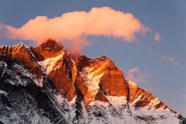 Lhotse, gün batımı görünümü bulutlar ve Lhotse akşam