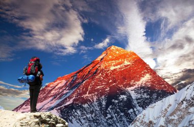 Everest Dağı turizm ile akşam