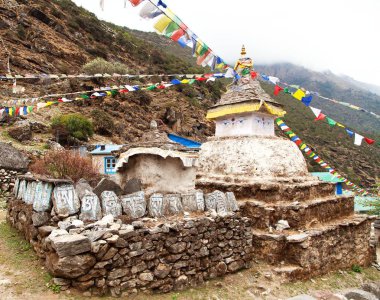 Stupa dua bayrakları ile