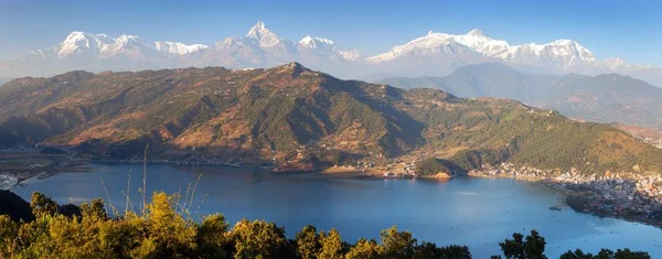 Annapurna himalayan range, pokhara und phewa see — Stockfoto
