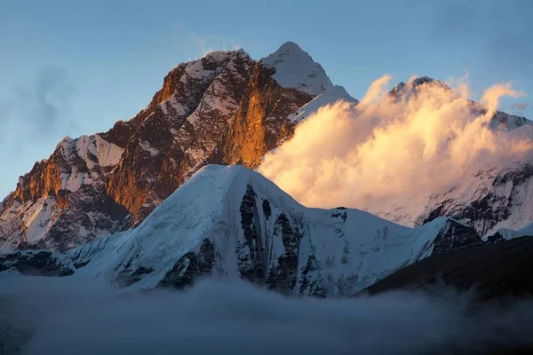 Evening sunset view of Mount Everest and Lhotse — Stock Photo, Image