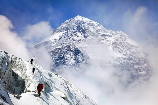 Mount Everest met groep klimmers — Stockfoto