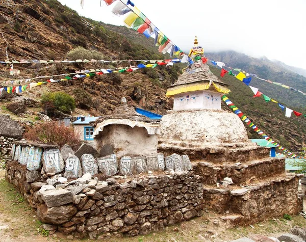 Stupa mit Gebetsfahnen — Stockfoto
