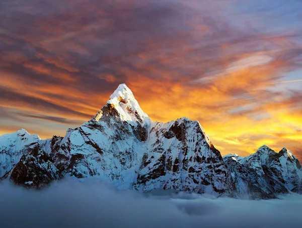 Ама Даблам с красивыми облаками — стоковое фото