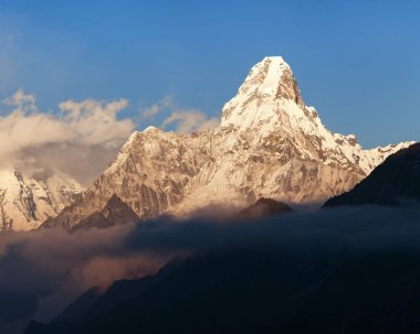 Ama Dablam akşam manzarası güzel bulutlar ile