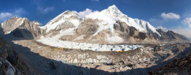 Everest Dağı'nın ana kamp panoramik akşam