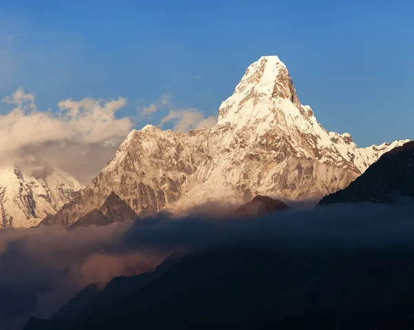 Evening view of Ama Dablam with beautiful clouds — Stock Photo, Image