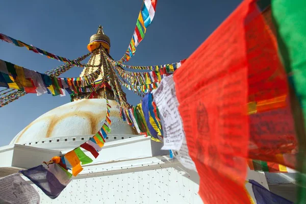 Stupa med bön flaggor — Stockfoto