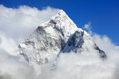 Mount Ama Dablam bulutlar içinde