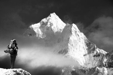 Ama Dablam akşam manzarası ile turizm