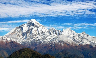 Mount Dhaulagiri bulutlu gökyüzü üzerinde