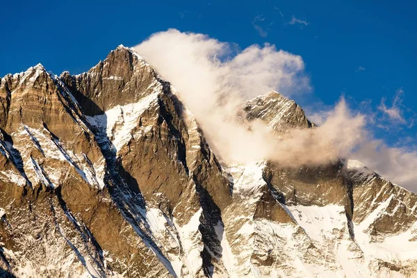Lhotse, 's avonds de zonsondergang van Lhotse en wolken — Stockfoto