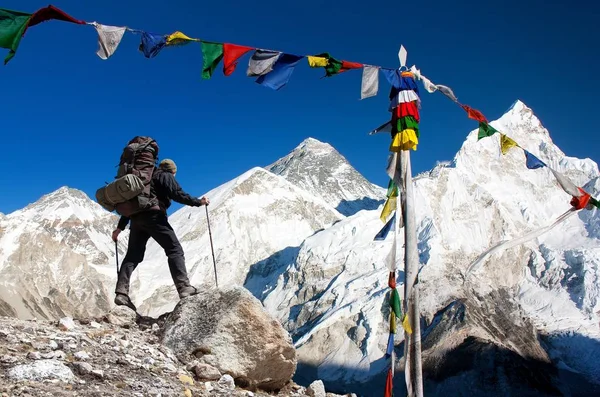 Эверест с туристическими и молитвенными флагами — стоковое фото