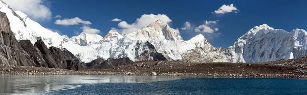 Monte Makalu espelhamento no lago — Fotografia de Stock