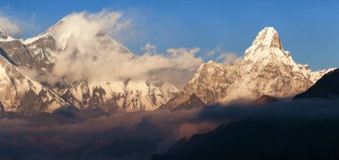 Lhotse ve Ama Dablam akşam görünümü