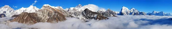 Панорама горы Эверест, Лхоцзе, Макалу и Чо Ою — стоковое фото