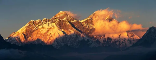 'S avonds de zonsondergang rood gekleurde weergave van Everest — Stockfoto