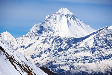 Mount Dhaulagiri güzel gökyüzü ile