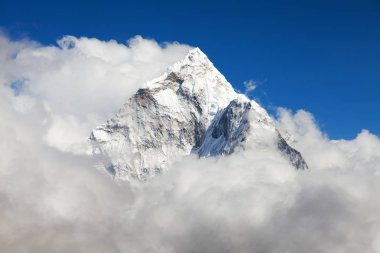 Mount Ama Dablam bulutlar içinde