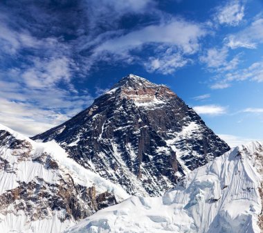 Everest Dağı'nın tepesine bulutlu görünümünü