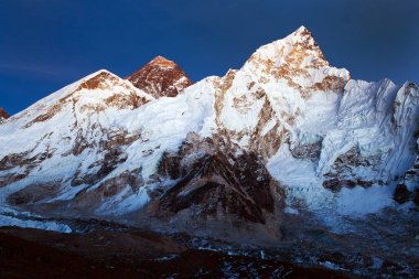Everest'in Kala Patthar dan gece görünümü