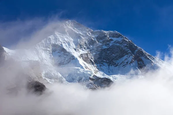 Гора Макалу с облаками, Непал Гималаи — стоковое фото