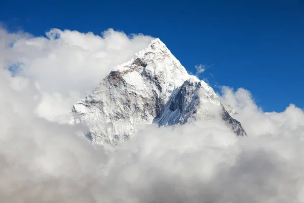 Ama dablam in Wolken montieren — Stockfoto