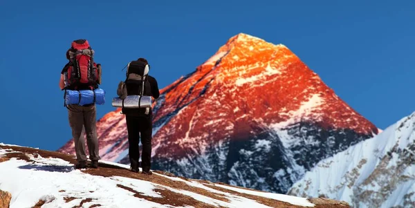 Vista nocturna del Monte Everest con dos turistas — Foto de Stock