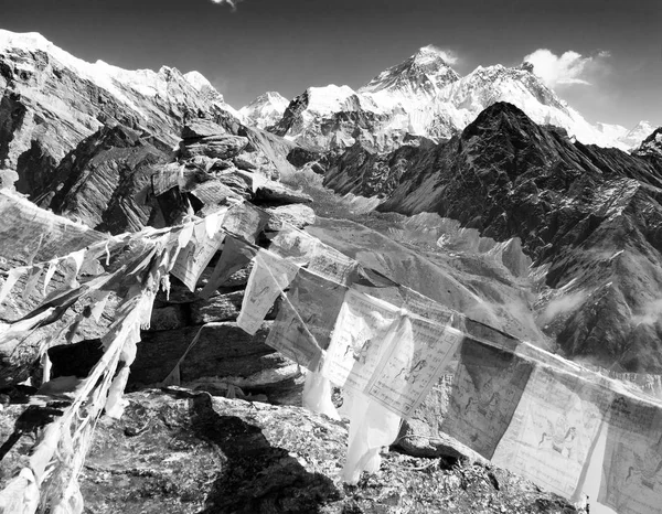 Mount Everest and Lhotse with buddhist prayer flags — Stock Photo, Image