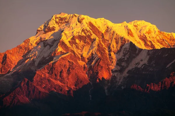 Mount Annapurna, vista do pôr-do-sol da manhã — Fotografia de Stock