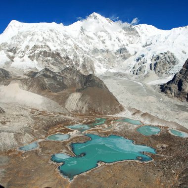 Cho Oyu Dağı ve Cho Oyu ana kampı ve gölü.