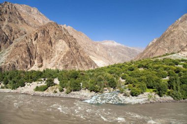 Panj nehri ve Pamir dağları.