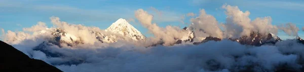 乌云中间的Salkantay山的夜景 — 图库照片