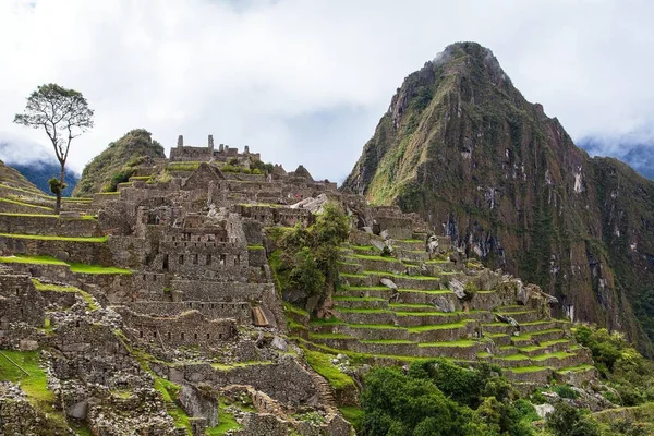 Machu picchu, Panoramablick auf die peruanische Inkastadt — Stockfoto