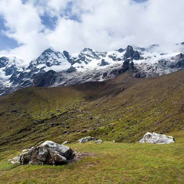 Montanhas em Salkantay caminhada no caminho para Machu Picchu — Fotografia de Stock