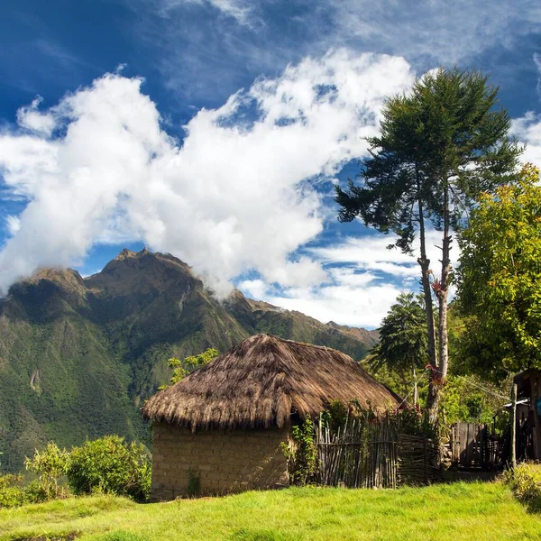 Huis woning gebouw, uitzicht vanaf Choquequirao trek — Stockfoto