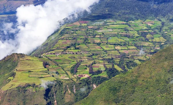 Village and terraced field in peru — Stock Photo, Image