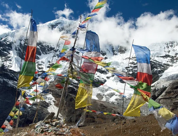 Буддійські молитовні прапори і пік 7 VII, Непал Гімалаї — стокове фото