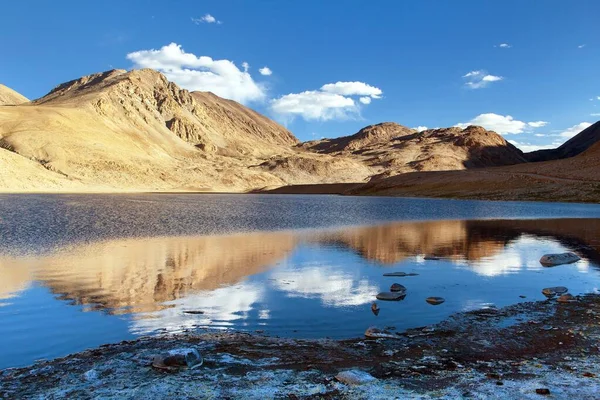 호수에서 미러링하는 파미르 산맥 — 스톡 사진
