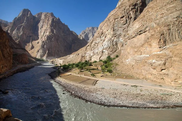 Autopista Pamir Río Panj y montañas Pamir — Foto de Stock