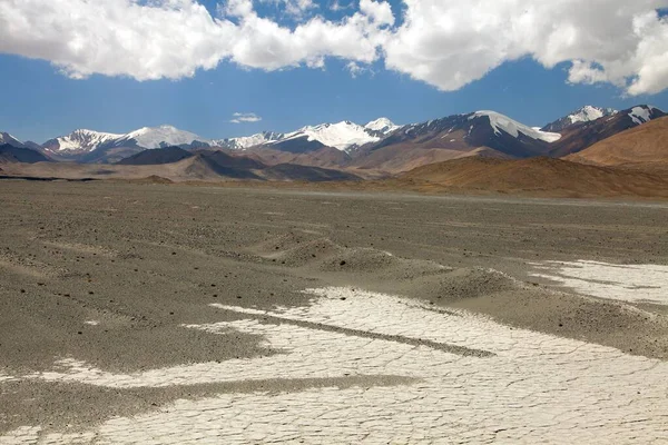 Pamir área de montanhas no Tajiquistão perto da rodovia Pamir — Fotografia de Stock