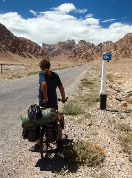 Pamir highway oder pamirskij trakt mit biker — Stockfoto