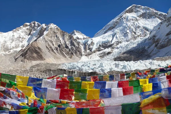 Mount Everest alaptábor ima zászlók Nepál Himalája — Stock Fotó