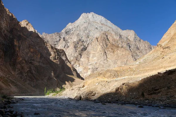 Rio Panj e montanhas Pamir — Fotografia de Stock