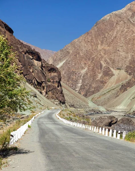 Ο αυτοκινητόδρομος Pamir Panj ποταμός και τα όρη Pamir — Φωτογραφία Αρχείου