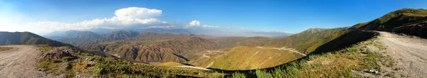 Kırgızistan 'daki Tian Shan Dağları ve asfaltsız yol — Stok fotoğraf