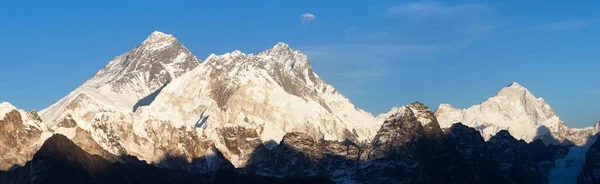 Mount Everest Lhotse en Makalu avond zonsondergang uitzicht — Stockfoto